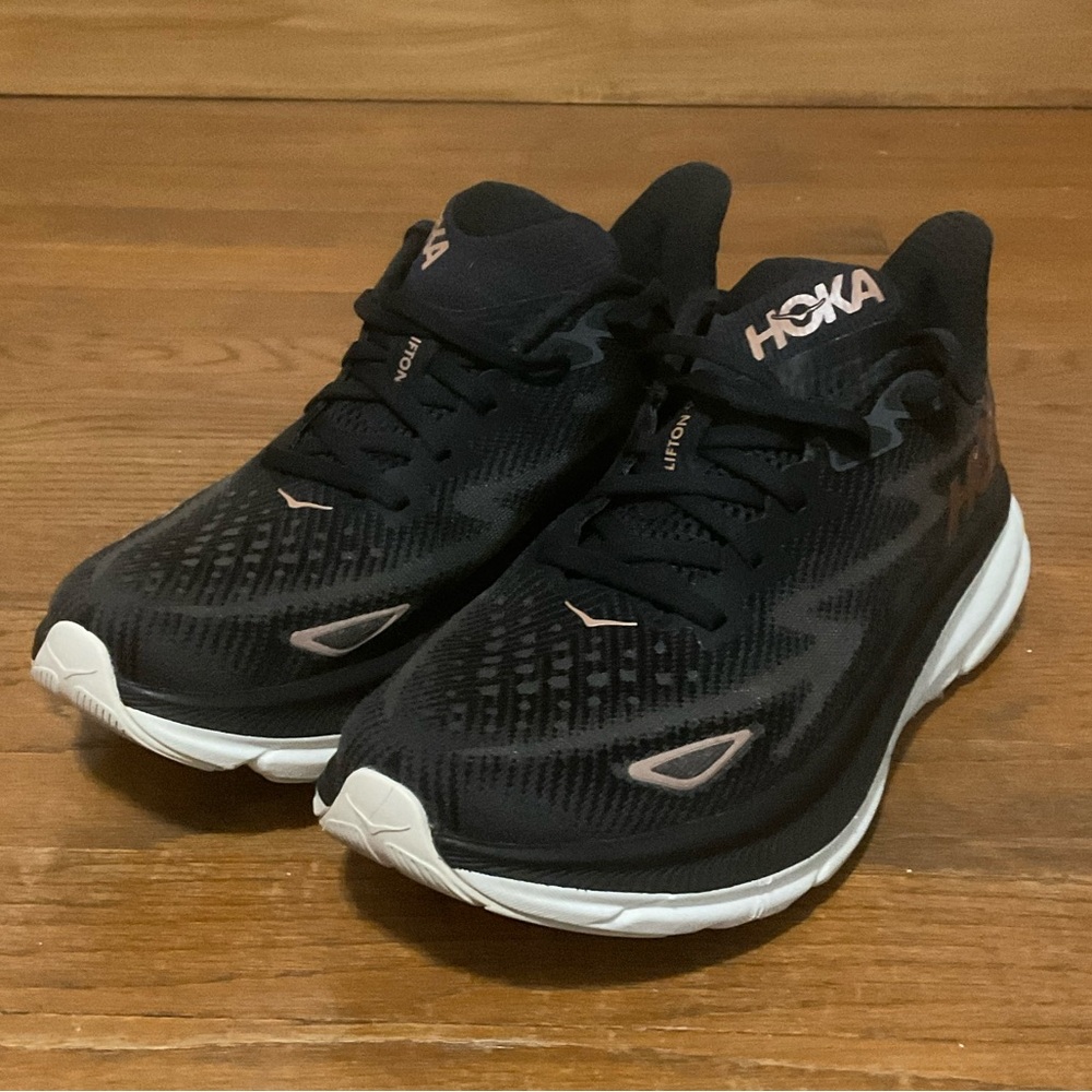 Hoka One One Clifton 9 Black/Rose Gold. In Very Good Condition. Women’s 8.